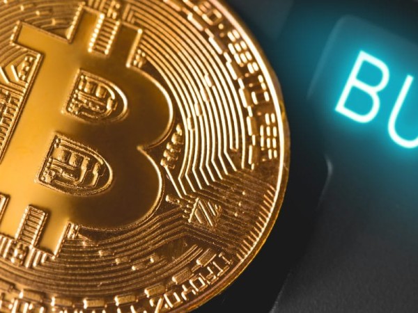 比特币价格跌至107200美元！加密巨鲸和长期持有者平仓持续进行-加密货币新闻